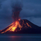 El Anak Krakatoa, hijo del volcán Krakatoa, lanzando intensas nubes de gases, rocas y lava el pasado 8 de noviembre del 2007.-ED WRAY (AP)