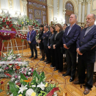 El equipo de gobierno y el exalcalde León de la Riva, ante el féretro.-BALCAZA