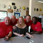 Adele posa con los bomberos.-REUTERS