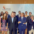 El presidente de la Junta, Juan Vicente Herrera, junto con el consejero de Sanidad, Antonio Sáez Aguado, y los premiados.-ICAL