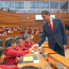 Ángel Ibáñez junto con los escolares durante la votación en Las Cortes de Castilla y León.-ICAL