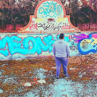 Grafitis en la tapia de uno de los parques del casco histórico de Peñafiel.-EL MUNDO