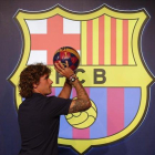 Griezmann simula tirar a canasta tras el posado en la tienda del Barça junto al Camp Nou.-