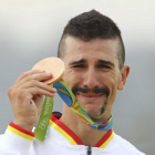 Carlos Coloma llora en el podio con la medalla de bronce-PAUL HANNA / REUTERS