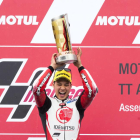 Takaaki Nakagami levanta la copa de campeón de Moto2, en el circuito de Assen.-AP / VINCENT JANNINK