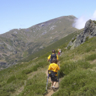 Un grupo de montañeros se dirige a la cumbre del Coriscao.- N.S.