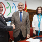 El delegado del Gobierno en Castilla y León, Ramiro Ruiz Medrano y el alcalde de Almazán, José Antonio de Miguel Nieto, firman la incorporación de la Policía Municipal al sistema Viogen-Ical