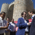 Alfonso Fernández Mañueco conversa con Pablo Casado ante la Muralla de Ávila en presencia de dirigentes provinciales del PP.-ICAL