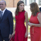La reina Letizia y la presidenta de la Junta de Andalucía, Susana Díaz, con el alcalde de Málaga, Francisco de la Torre, el pasado 24 de julio.-PERIODICO (EFE / DANIEL PÉREZ)