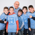 El médico zamorano Gerardo Prieto rodeado de niños en un homenaje que le hicieron en la Casa de Campo.-EL MUNDO