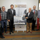 La concejal Ana Redondo, José Manuel Navas (Turismoto), Óscar Puente, Emilio Simó (Turismoto), Víctor Alonso (Diputación), Jaime Fernández (Asociación de Hostelería) y  Raquel Arroyo (Turismoto), ayer, en la presentación de Pingüinos.-J.M.LOSTAU