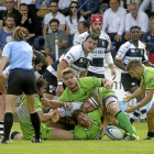 Michael Walker-Fitton es aplastado por dos jugadores rivales en una acción del partido.-PHOTOGENIC