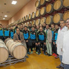 Jugadores, técnicos y directivos del Atlético Valladolid, durante su visita a la bodega Cuatro Rayas.-EM