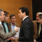 Javier Izquierdo (PSOE) conversa con Raúl de la Hoz (D), antes de la reunión de la Comisión de Investigación sobre el procedimiento de adjudicación e implantación de parques eólicos de Castilla y León-Ical