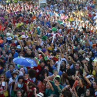 Miembros de las peñas en la Plaza Mayor celebran el incio de las fiestas de la Virgen del Villar.-El Mundo