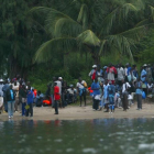 Un grupo de inmigrantes esperan en la orilla del río Casamance, en Senegal, en una imagen de archivo.-/ ARCHIVO / ALBERT BERTRAN