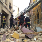 Los bomberos observan el edificio derrumbado de la calle Plata, del barrio zamorano de La Horta.-ICAL
