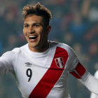 Paolo Guerrero celebra un gol para Perú ante Paraguay.-REUTERS / ANDRES STAPFF