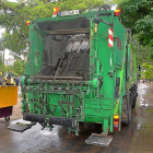 Un camión de recogida de basuras recorre las calles de la capital.-A. VA.