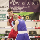 Miguel Cuadrado conecta un golpe contra Alberto Herrero durante el campeonato de España.-FEB