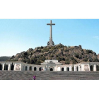 Para nostálgicos y turistas Una mujer se fotografía en el Valle de los Caídos, con el mausoleo donde reposan los restos de Franco al fondo.-JOSE LUIS ROCA