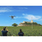 Dos técnicos controlan el vuelo de una aeronave sin tripulación en unas parcelas ubicadas en el entorno de la localidad vallisoletana de Peñafiel.-HEMAV-AGRODATO