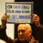 Un asistente al pleno del Ayuntamiento de Ponferrada, muestra una pancarta en contra de la aprobación del punto del orden del día para el pago de las horas extras realizadas por la policía municipal de Ponferrada en el Mundial de Ciclismo-Ical