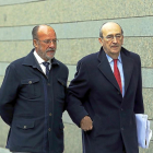 Javier León de la Riva, junto a su abogado, en noviembre pasado cuando declaró por la ‘comfort letter’.-ICAL
