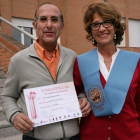 Luis Antonio Sáez e Inés López, graduados en la Universidad de la Experiencia.-M. MARTÍN / ICAL