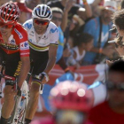 Primoz Roglic y Alejandro Valverde se presentan juntos en la cima de El Acebo.-EFE / JAVIER LIZON
