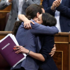 Pablo Iglesias e Irene Montero se abrazan tras la intervención del líder de Podemos en la moción de censura en el Congreso.-JUAN MANUEL PRATS