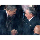 Obama y Raúl Castro, el año pasado en el funeral de Mandela.-Foto: EL PERIÓDICO
