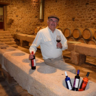 Ezequiel Pérez, junto a los pesebres de piedra de la antigua finca.-ARGICOMUNICACIÓN