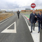 Carnero, De la Iglesia y Suárez-Quiñones ayer, durante su visita a la nueva variante de Castromonte.-ICAL