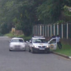 En la imagen se puede ver como los atacantes corren hacia el guardia de seguridad mientras el coche de Google Street View se acerca grabando.-