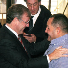 El alcalde de León, Antonio Silván (I), saluda a Marco Antonio Martínez (D), candidato a ser elegido nuevo secretario autonómico de la Unión Sindical Obrera.-ICAL