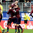 Los jugadores del Eibar celebran el gol marcado por Arbilla.-EFE / GORKA ESTRADA