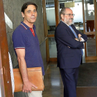 Lino Rodríguez, con su abogado, a las puertas de los juzgados.-J.M. LOSTAU