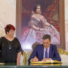 Sánchez en Segovia firmando el Libro de Honor-ICAL