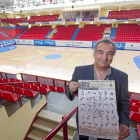 José Luis ÁLvarez posa con el cartel de la campaña.-Pablo Requejo