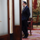 El presidente del Gobierno, Mariano Rajoy, en los pasillos del Congreso de los Diputados donde hoy tiene la lugar la primera sesión de control al Gobierno de 2017.-EFE