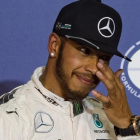 Lewis Hamilton, tras ganar la pole position de Bahrein.-