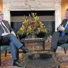 Pragmáticos 8Cameron (izquierda) y Juncker, en la lujosa casa de campo de Chequers, ayer.-Foto: SUZANNE PLUNKETT / AFP