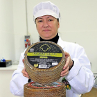 Belén Santos Poza muestra los quesos que elabora en la quesería familiar de La Hiniesta, en Zamora.-J.L.C.