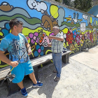 Dos pescadores delante de uno de los murales de los alrededores de la Playa de Las Moreras.-PHOTOGENIC / PABLO REQUEJO