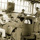 Un grupo de trabajadores de Renault en la factoría de Valladolid.-EL MUNDO