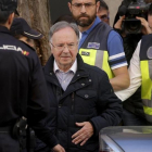 Miguel Bernard, presidente del sindicato Manos Limpias, sale de la sede acompañado de la policía.-JOSÉ LUIS ROCA