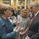 Merkel y Pence, en Múnich.-GUIDO BERGMANN