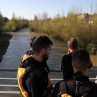 La Guardia Civil y los bomberos buscan un cuerpo en el río Bernesga.-ICAL