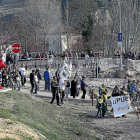 Los vecinos atraviesan el puente tras la lectura de un manifiesto donde exigieron la construcción de un paso alternativa para preservar su seña histórica.-PHOTOGENIC